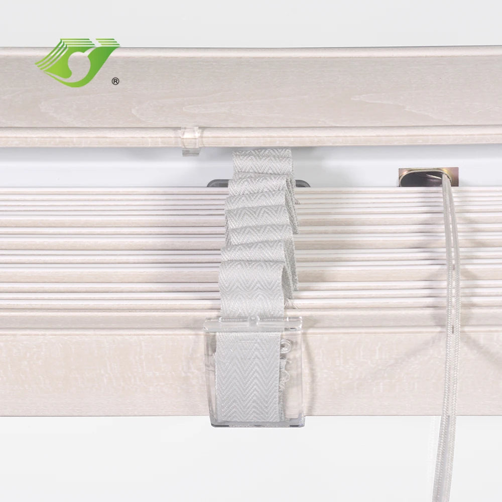 Store vénitien bois motorisé connecté pour porte fenêtre - vue 3 sur 7