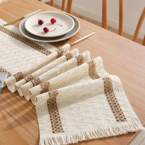 Chemin de table boheme beige motifs geometriques pompons
