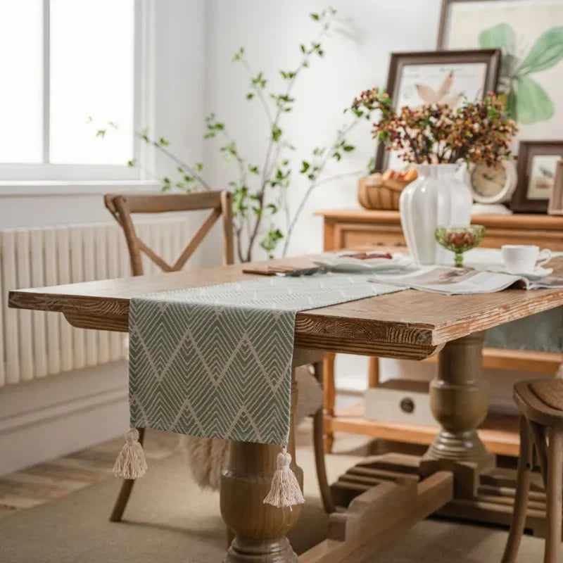 Chemin de table jacquard géométrique beige pompons bohème