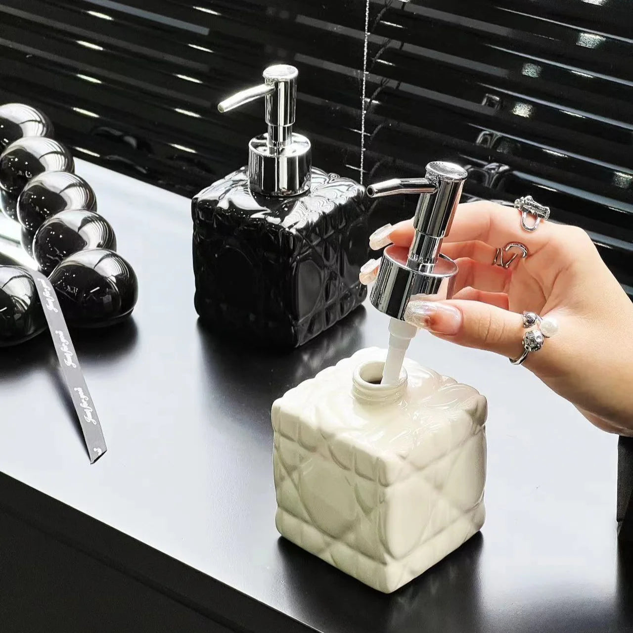 distributeur de shampoing luxe rechargeable pour salle de bain - vue 2 sur 6