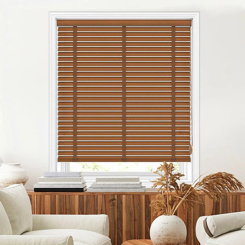 Store vénitien bois lames horizontales filtrant lumière intérieur