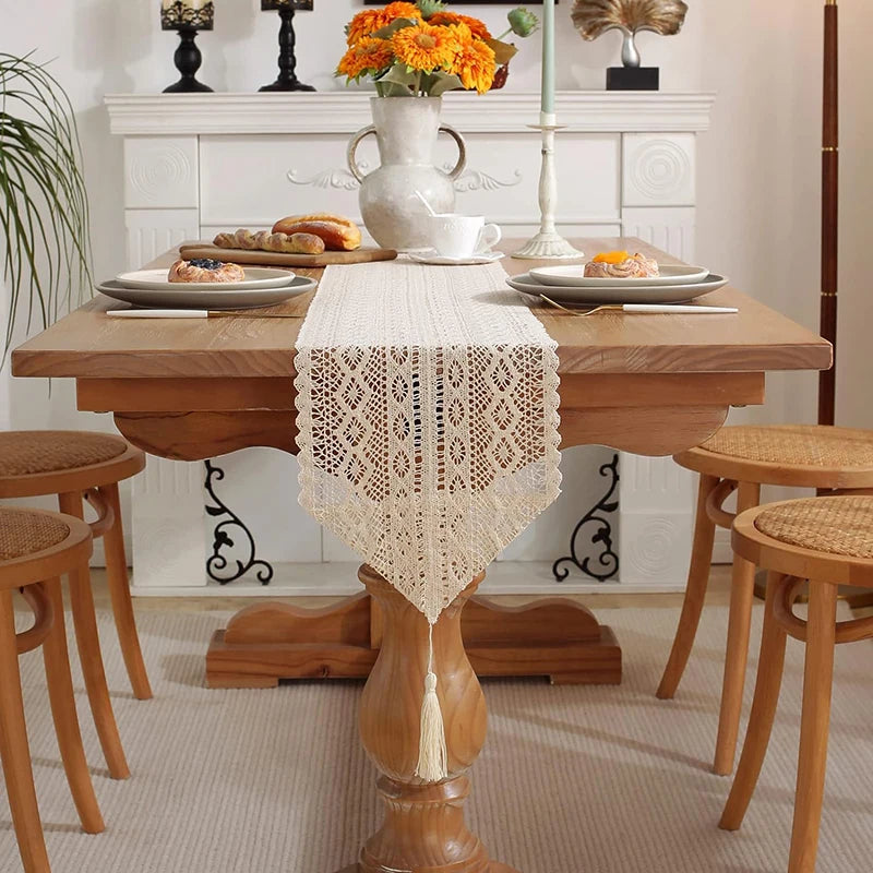 Chemin de table dentelle crochet bohème pompons coton - vue 2 sur 6