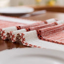 Chemin de table bohème tissé rayures rouges pompons