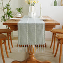 Chemin de table bohème brodé à pompons tissés