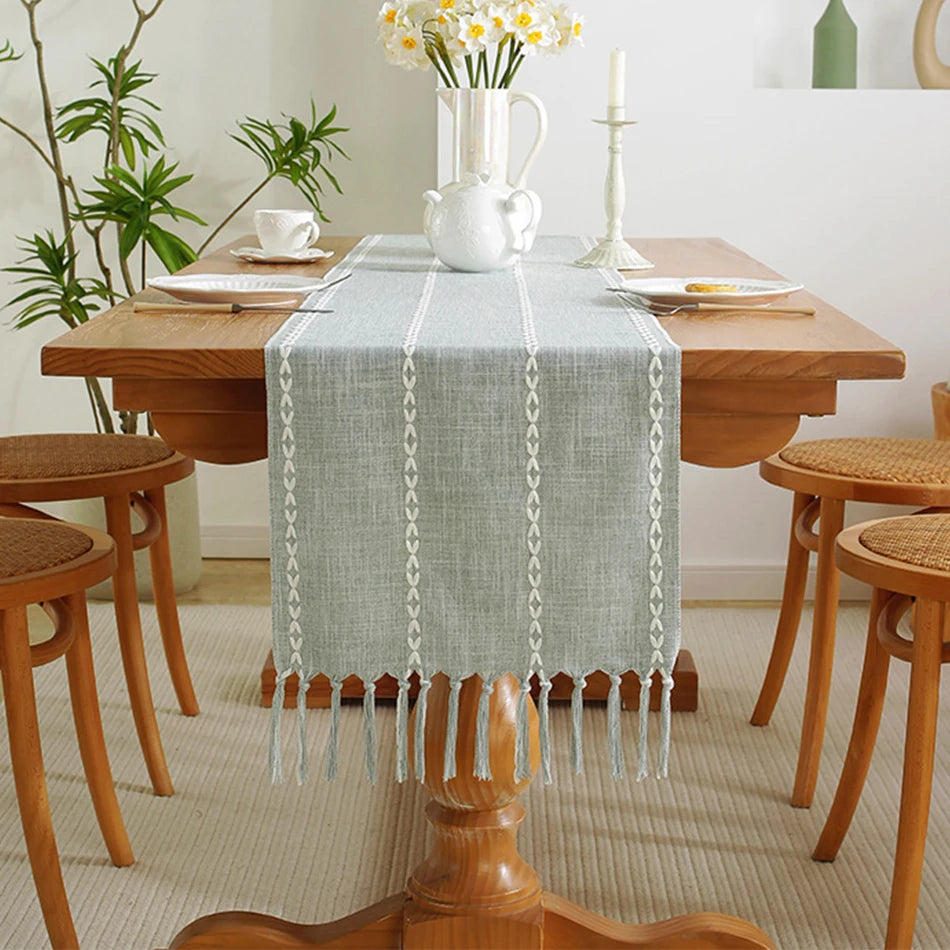 Chemin de table bohème brodé à pompons tissés - vue 5 sur 7