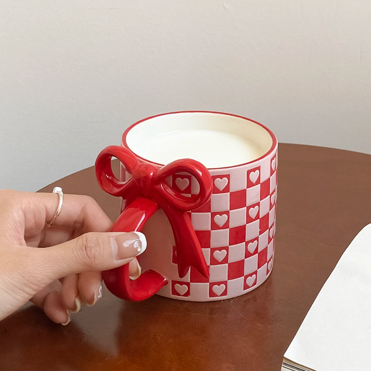 Mug ceramique anse noeud motif coeur damier original - vue 5 sur 7