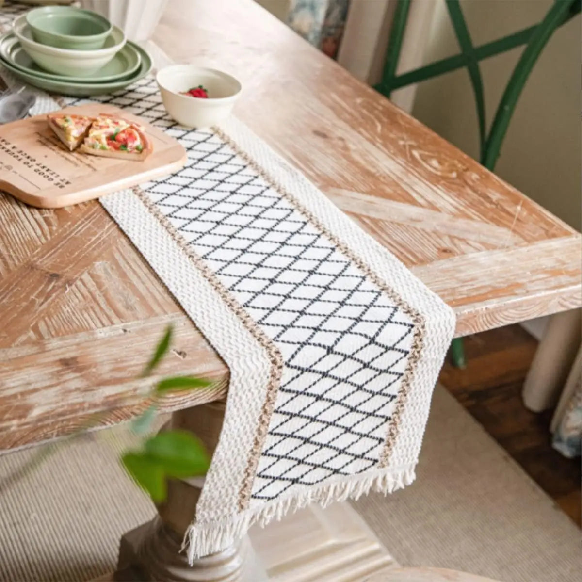 Chemin de table boheme beige motifs geometriques pompons