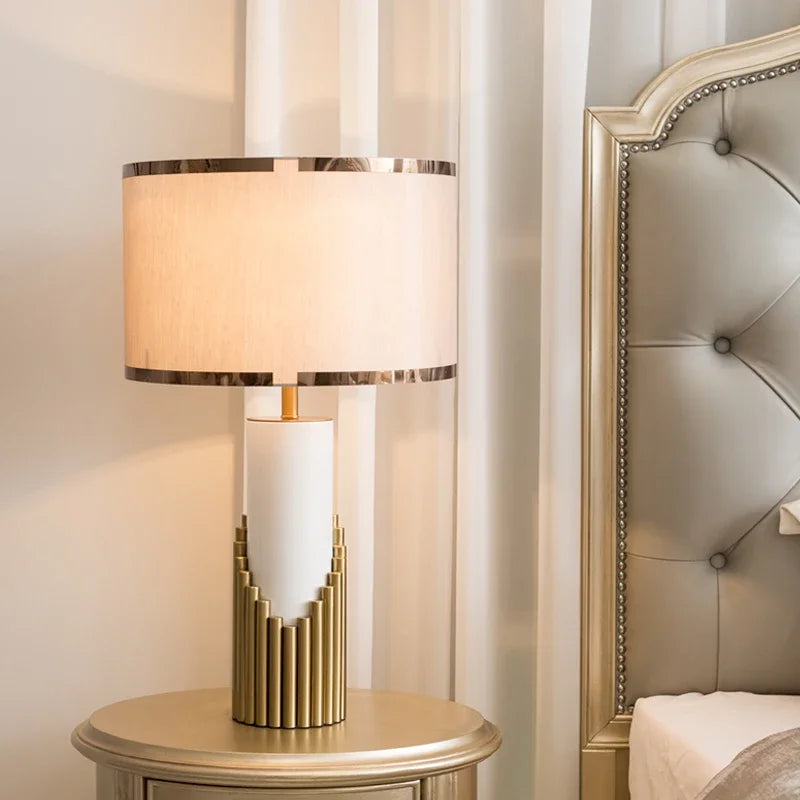 lampe à poser nordique moderne avec pied en marbre et abat-jour tissu - vue 4 sur 7