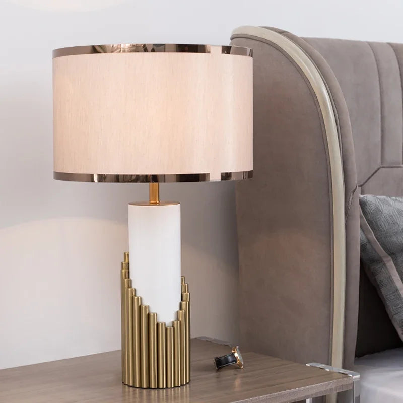 lampe à poser nordique moderne avec pied en marbre et abat-jour tissu - vue 3 sur 7