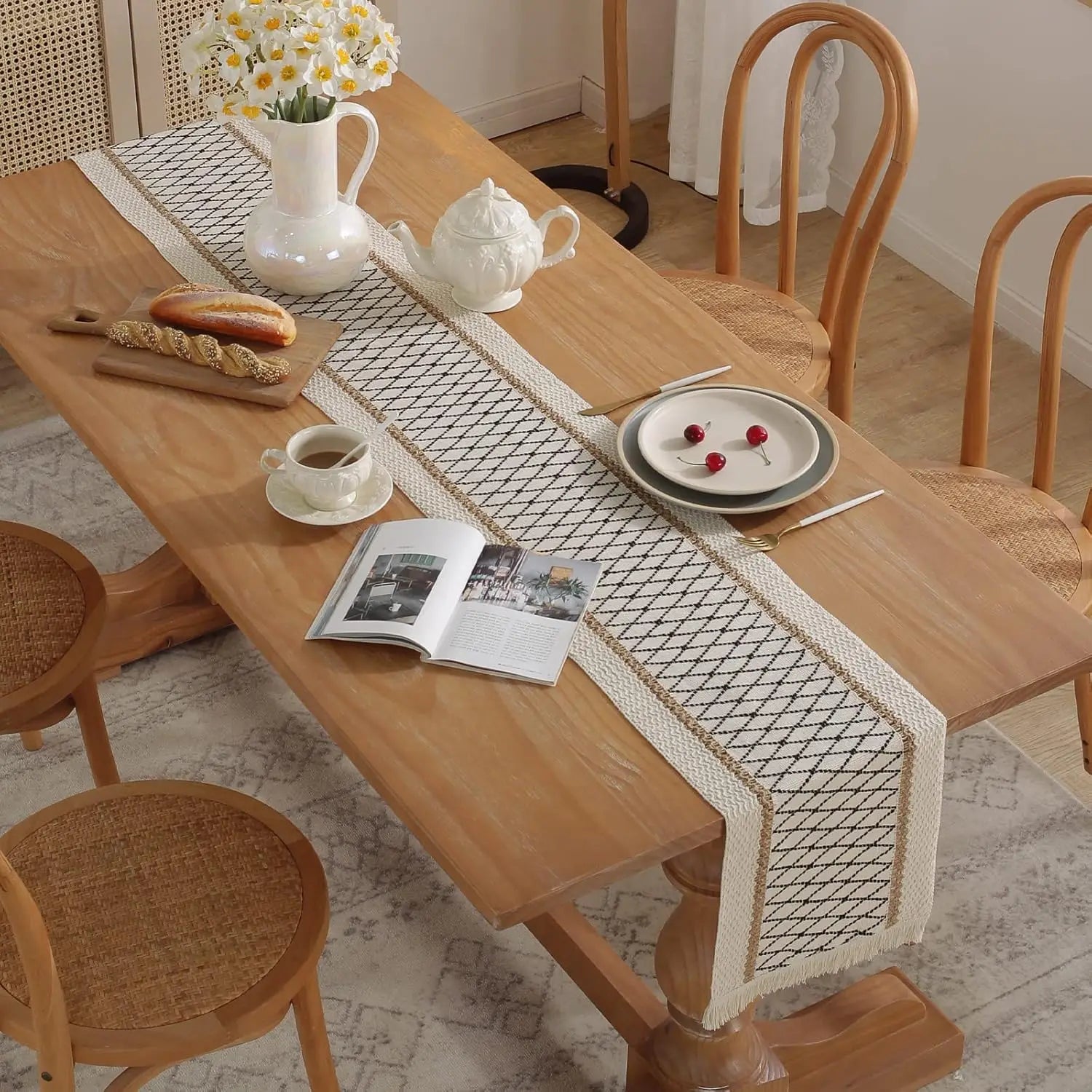 Chemin de table bohème beige motifs géométriques pompons - vue 4 sur 7