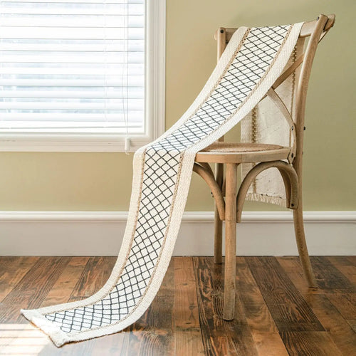 Chemin de table bohème beige motifs géométriques pompons