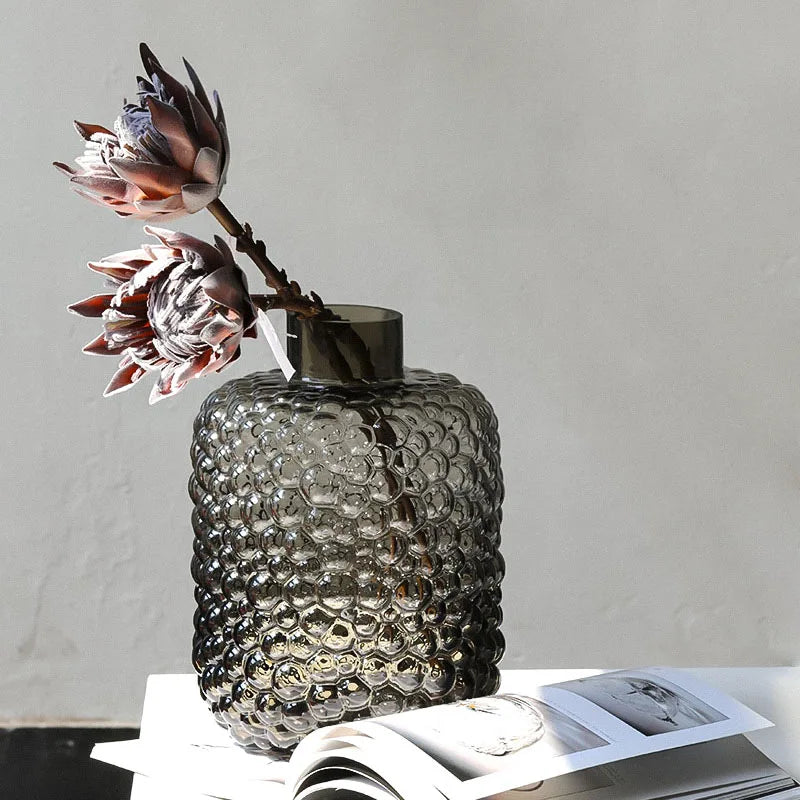 vase en verre transparent à pois noirs pour décoration et arrangements floraux - vue 4 sur 8