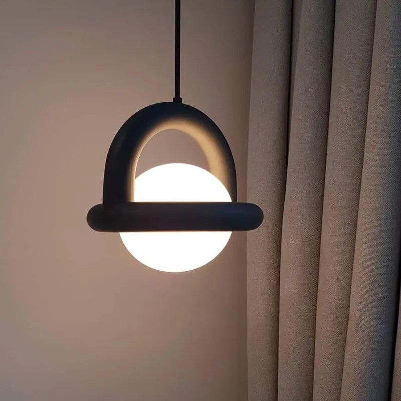 Suspension design ballon avec corps arrondi coloré