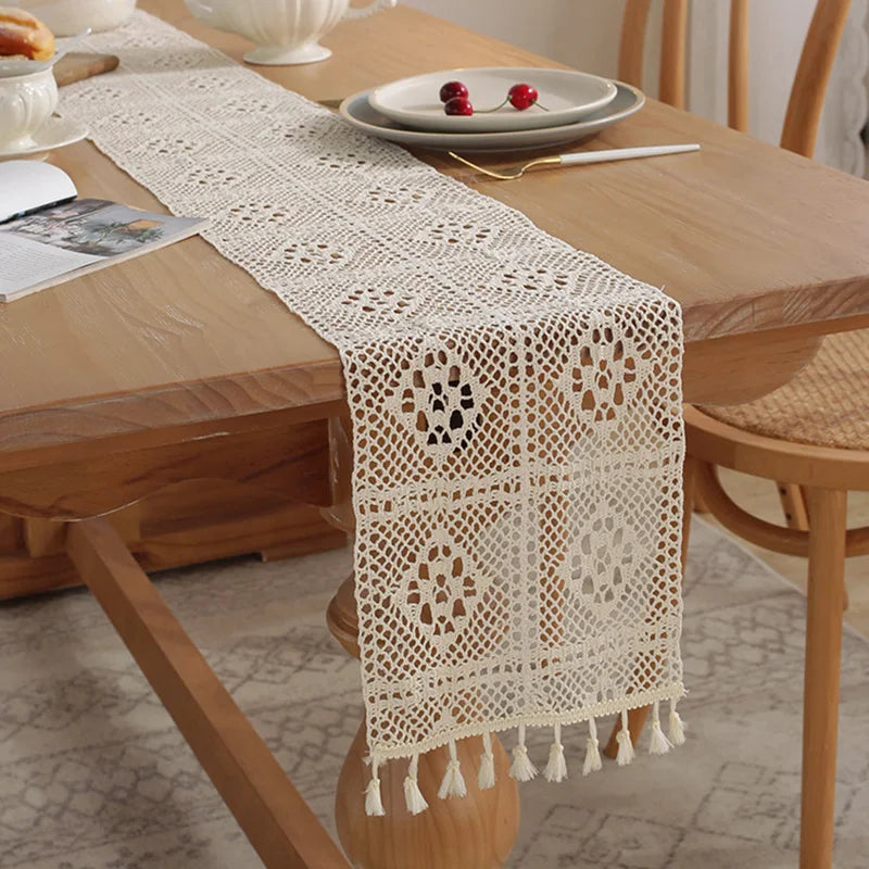 Chemin de table dentelle crochet style vintage pompons - vue 10 sur 12