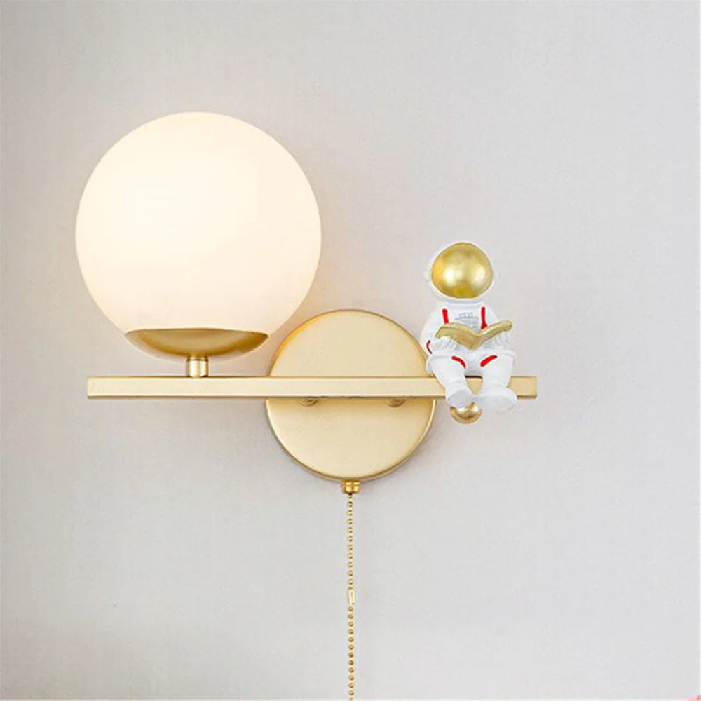 applique murale led astronaute en verre doré pour chambre enfant - vue 3 sur 8