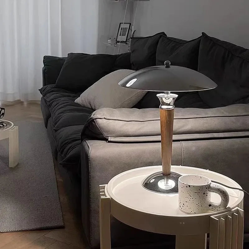 lampe de bureau nordique en bois avec abat-jour chromé - vue 6 sur 7