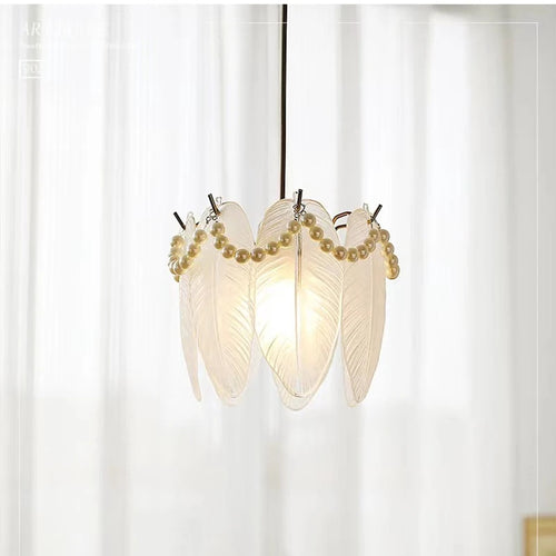 lustre moderne en verre design minimaliste pour intérieur élégant