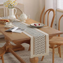 Chemin de table bohème beige motifs géométriques pompons