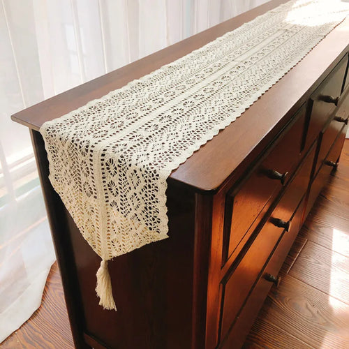 Chemin de table dentelle crochet bohème pompons coton
