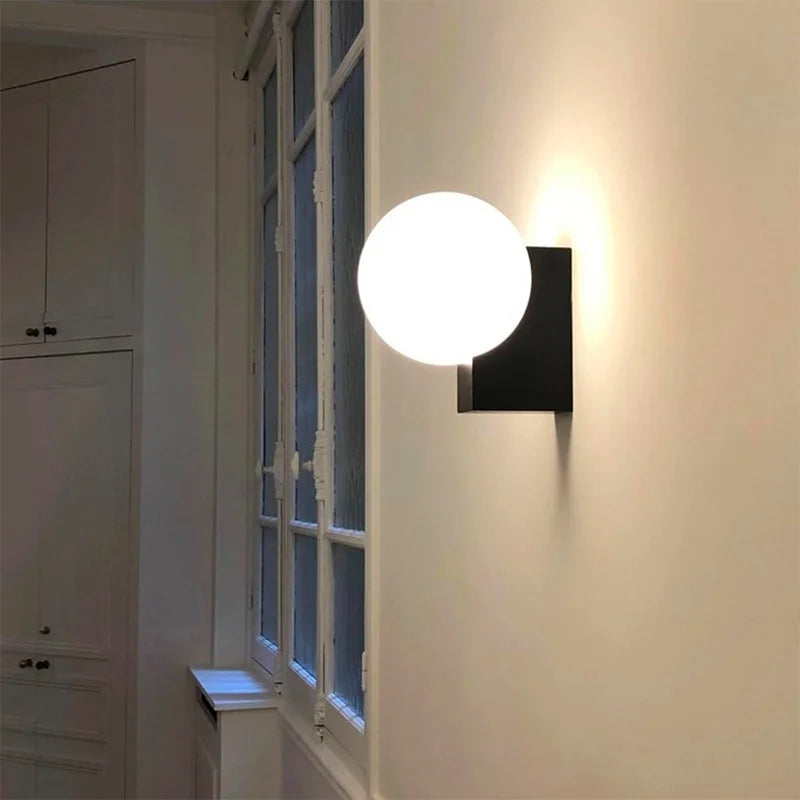 applique murale minimaliste en métal avec ampoule en verre