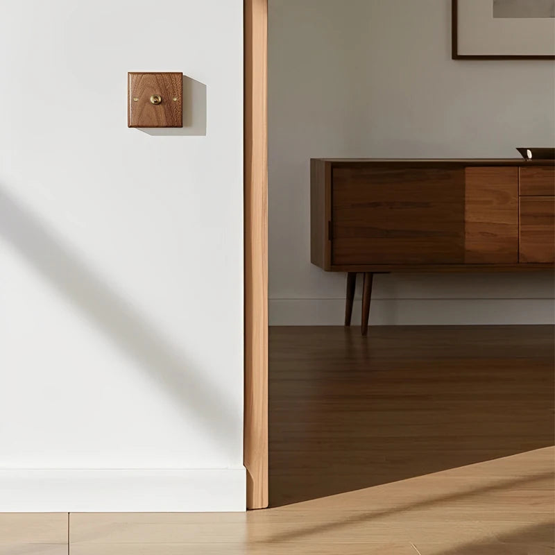 Prise électrique (Europe) en bois et vis dorées