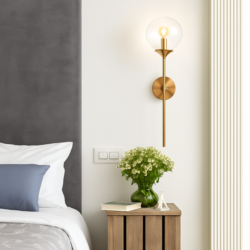 Applique murale design à LED avec bras doré et boule en verre