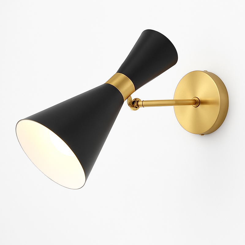 Applique murale design à LED dorée avec abat-jour triangulaire Creative