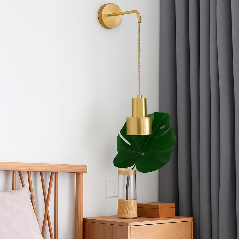 Applique murale dorée avec lampe suspendue