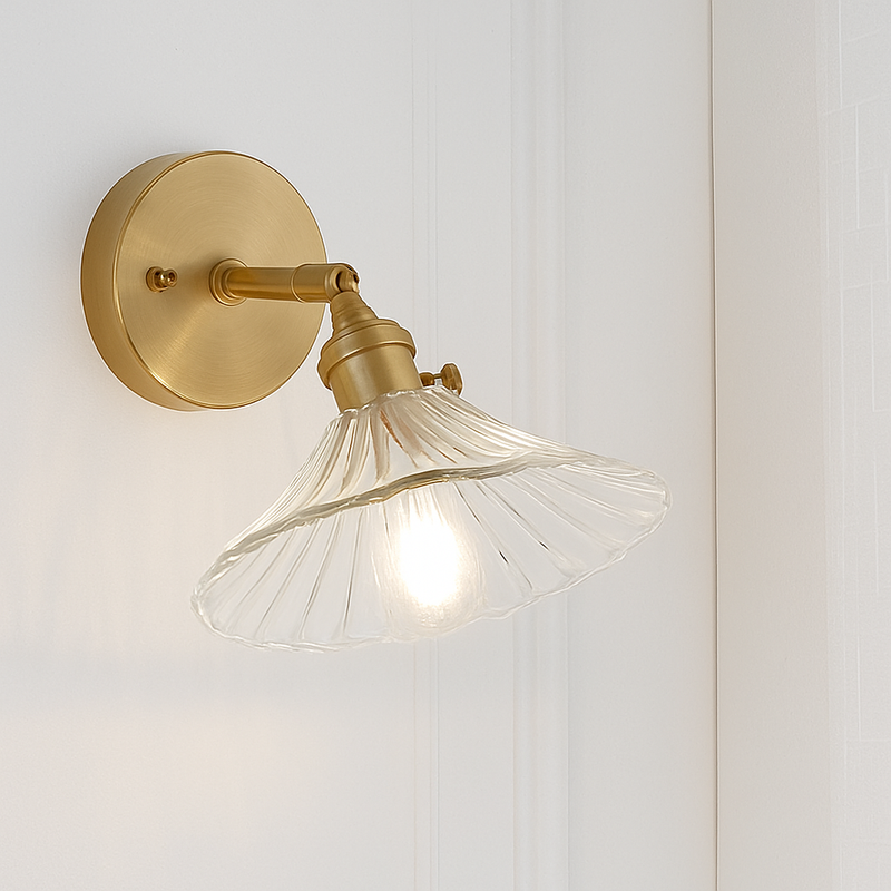 Applique murale dorée à LED et abat-jour en verre