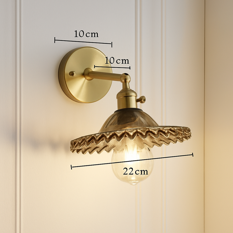 Applique murale dorée à LED et abat-jour en verre