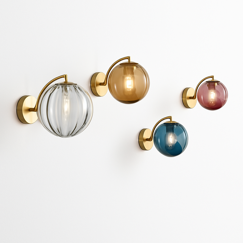 Applique murale LED avec tige dorée et boule en verre colorée