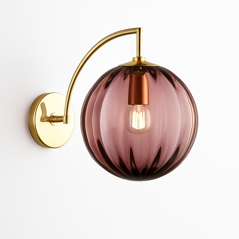 Applique murale LED avec tige dorée et boule en verre colorée