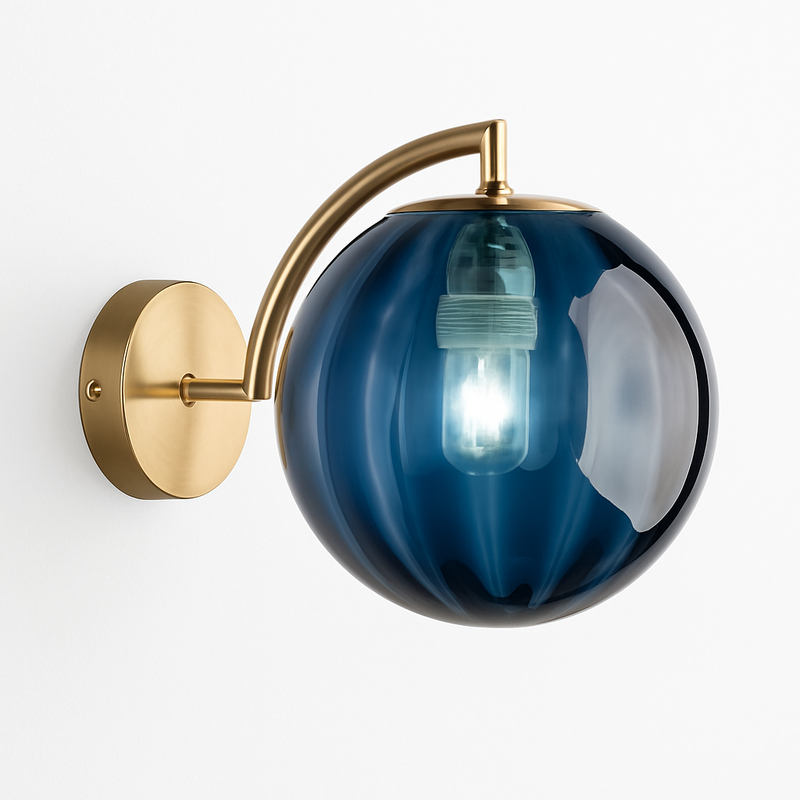 Applique murale LED avec tige dorée et boule en verre colorée