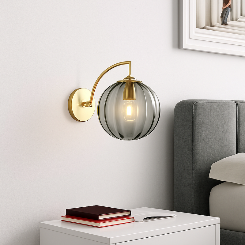 Applique murale LED doré avec boule en verre fumé Scone