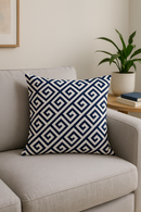 coussin géométrique bleu marine pour canapé ou décoration