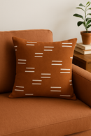 housse de coussin carrée motif géométrique marron élégant