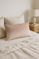 housse de coussin rose à motif géométrique tendance décoration intérieure
