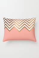 housse de coussin rose motif géométrique pour décoration intérieure