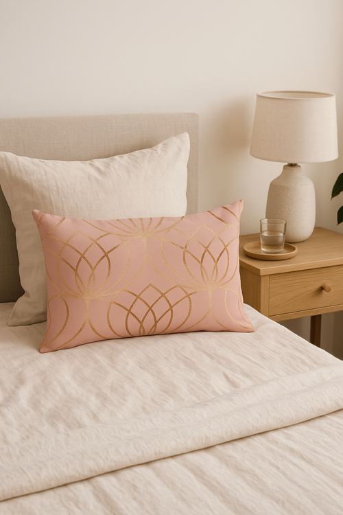 housse de coussin rose motif géométrique pour décoration intérieure