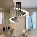 Lustre design noir avec plusieurs branches en forme d'escalier