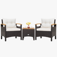 mobilier de jardin en rotin avec deux fauteuils et une table