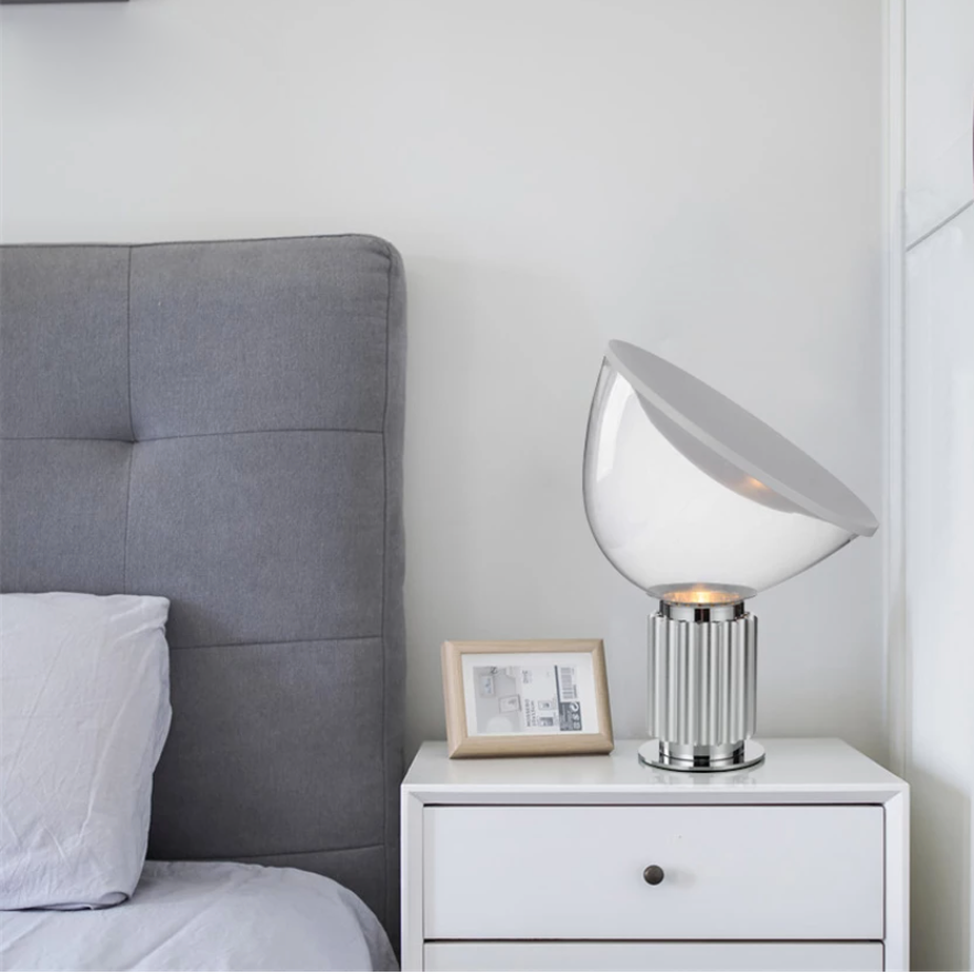 Lampe à poser design LED avec socle industriel et abat-jour arrondi - vue 2 sur 6