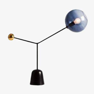 Lampe à poser design LED avec abat-jour en verre et boule dorée