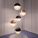 Suspension en verre et métal en forme de boule Reed
