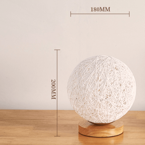 Lampe à poser LED avec socle bois et boule en tissu de couleur Wicker