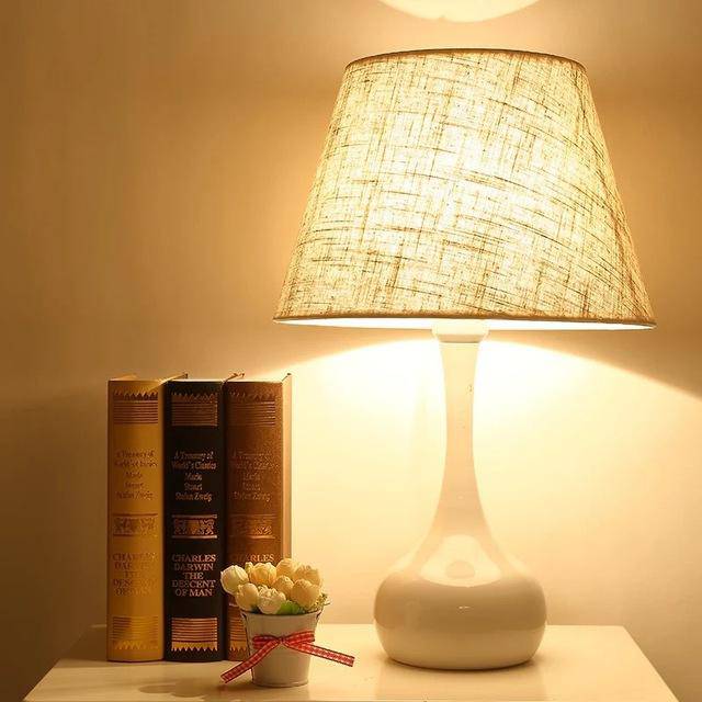 Lampe de chevet design avec abat-jour en tissu Thailand