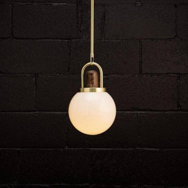 Suspension design LED avec boule en verre et métal doré