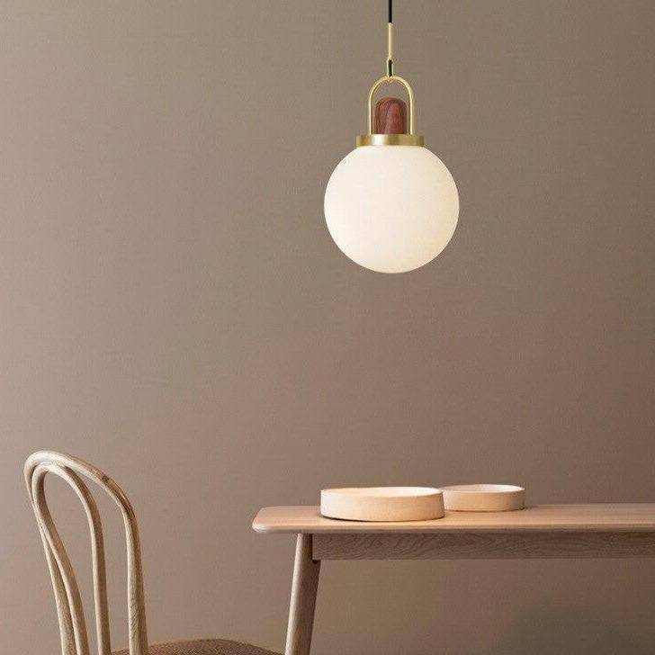 Suspension design LED avec boule en verre et métal doré - vue 3 sur 7