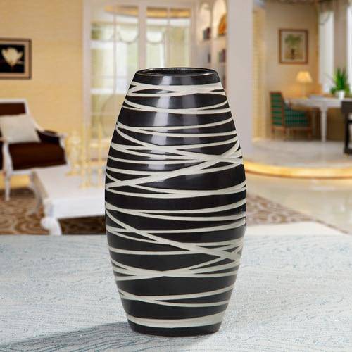 Vase design en céramique noire style zèbre