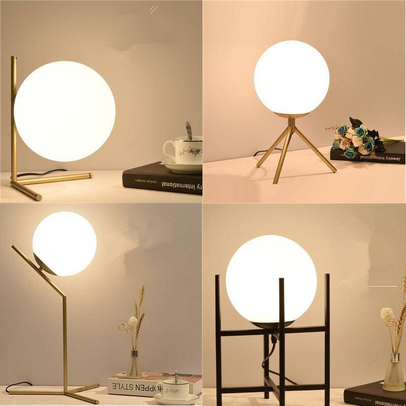 Lampe à poser design à bras dorés et boule en verre